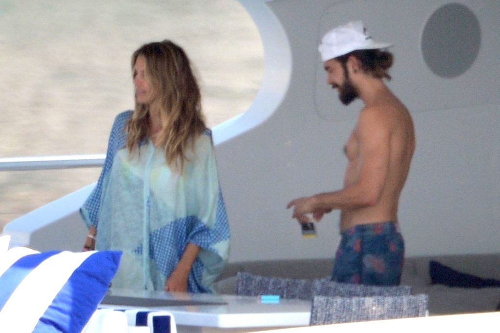 Topless Heidi Klum pictures – famous blonde enjoys extended foreplay on a boat gallery, pic 286