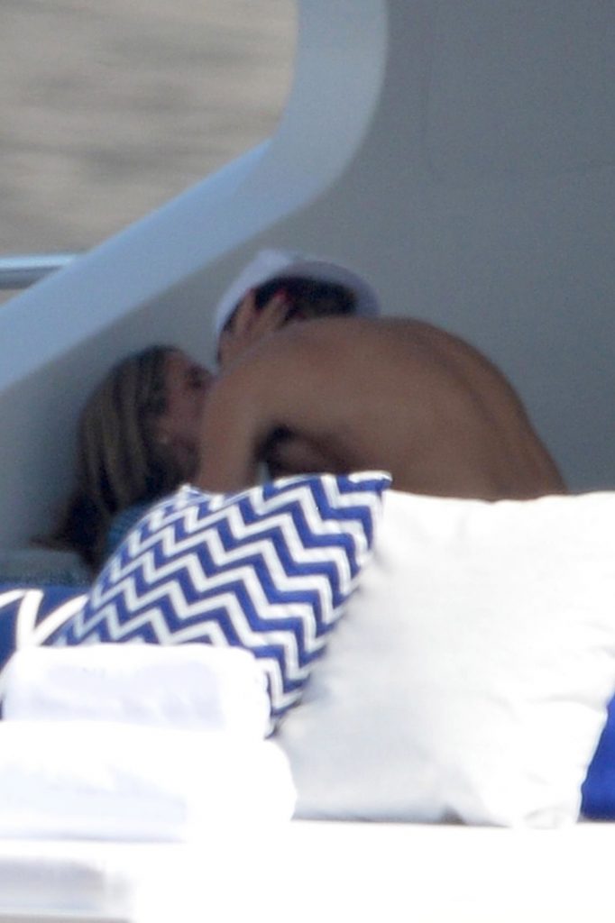 Topless Heidi Klum pictures – famous blonde enjoys extended foreplay on a boat gallery, pic 302