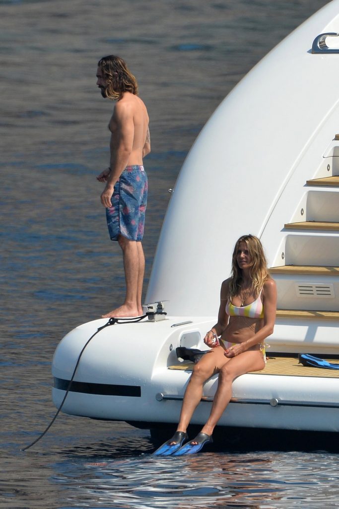 Topless Heidi Klum pictures – famous blonde enjoys extended foreplay on a boat gallery, pic 304