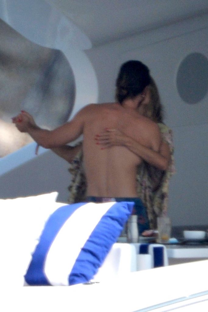 Topless Heidi Klum pictures – famous blonde enjoys extended foreplay on a boat gallery, pic 30