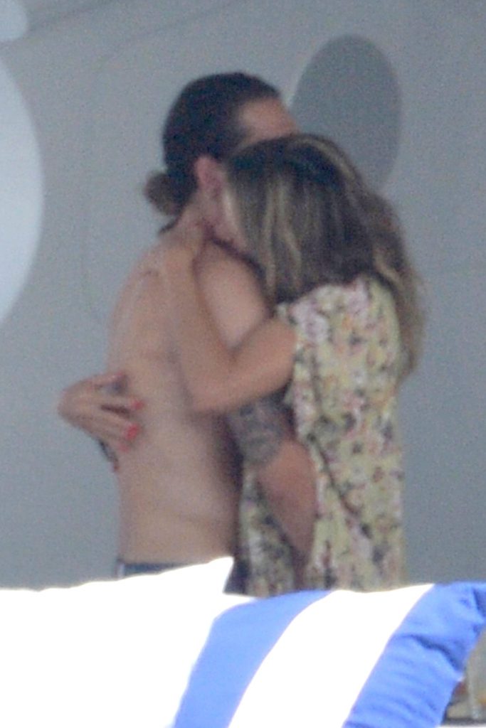 Topless Heidi Klum pictures – famous blonde enjoys extended foreplay on a boat gallery, pic 36