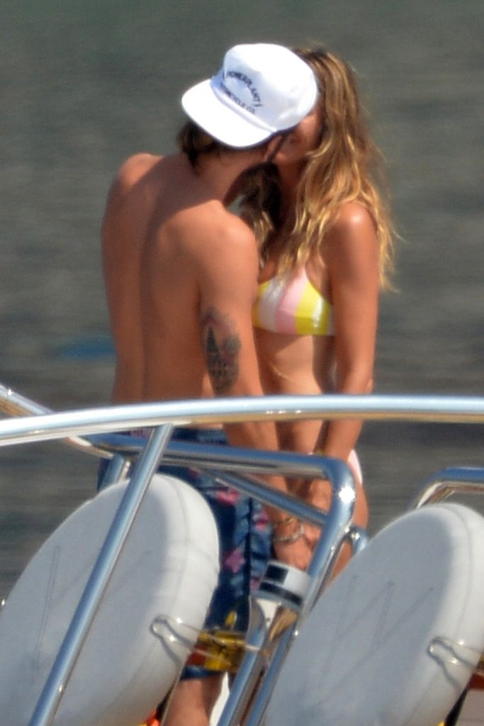 Topless Heidi Klum pictures – famous blonde enjoys extended foreplay on a boat gallery, pic 44