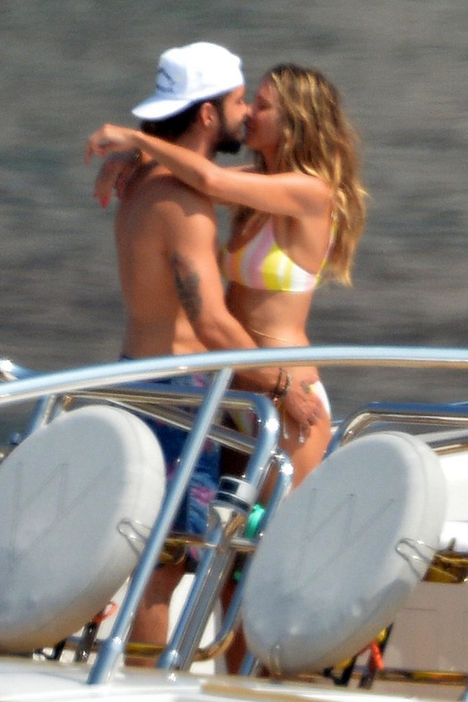 Topless Heidi Klum pictures – famous blonde enjoys extended foreplay on a boat gallery, pic 46