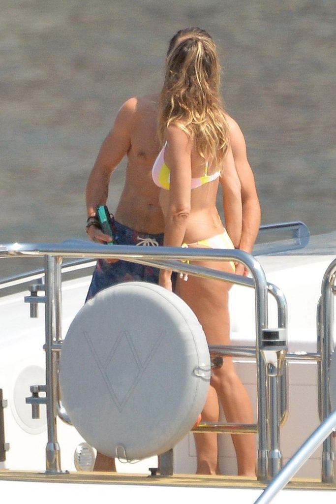 Topless Heidi Klum pictures – famous blonde enjoys extended foreplay on a boat gallery, pic 54