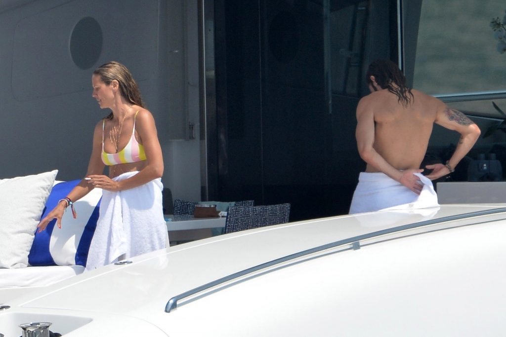 Topless Heidi Klum pictures – famous blonde enjoys extended foreplay on a boat gallery, pic 62