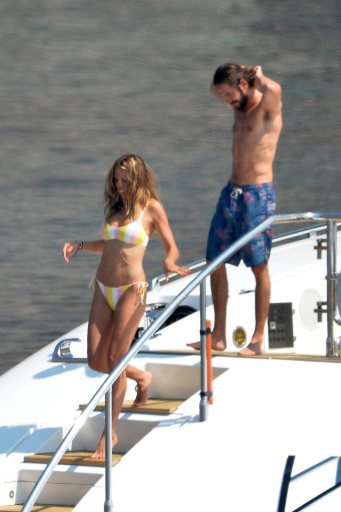 Topless Heidi Klum pictures – famous blonde enjoys extended foreplay on a boat gallery, pic 64