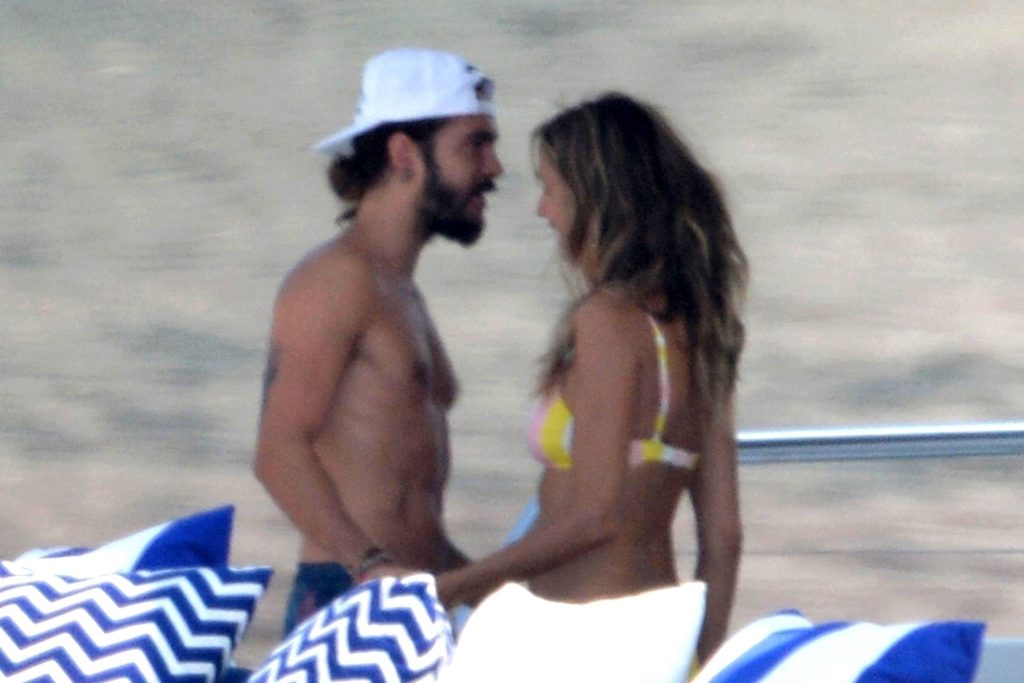 Topless Heidi Klum pictures – famous blonde enjoys extended foreplay on a boat gallery, pic 66