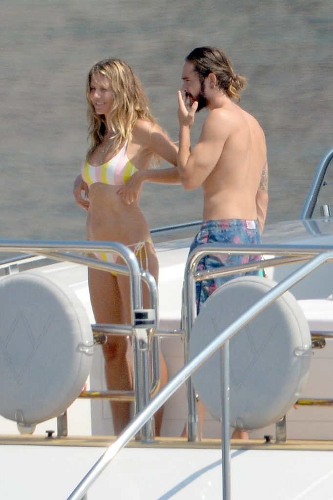 Topless Heidi Klum pictures – famous blonde enjoys extended foreplay on a boat gallery, pic 70