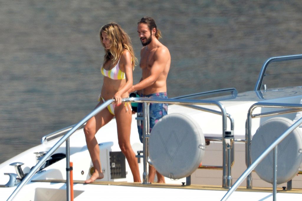 Topless Heidi Klum pictures – famous blonde enjoys extended foreplay on a boat gallery, pic 72