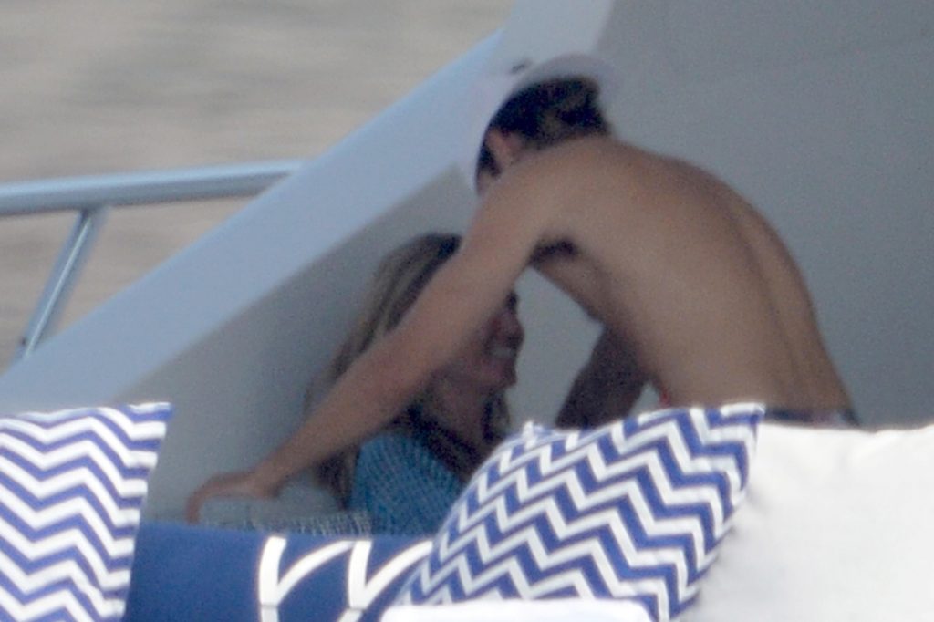 Topless Heidi Klum pictures – famous blonde enjoys extended foreplay on a boat gallery, pic 86