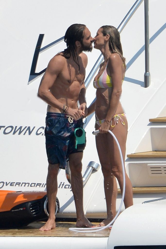 Topless Heidi Klum pictures – famous blonde enjoys extended foreplay on a boat gallery, pic 88