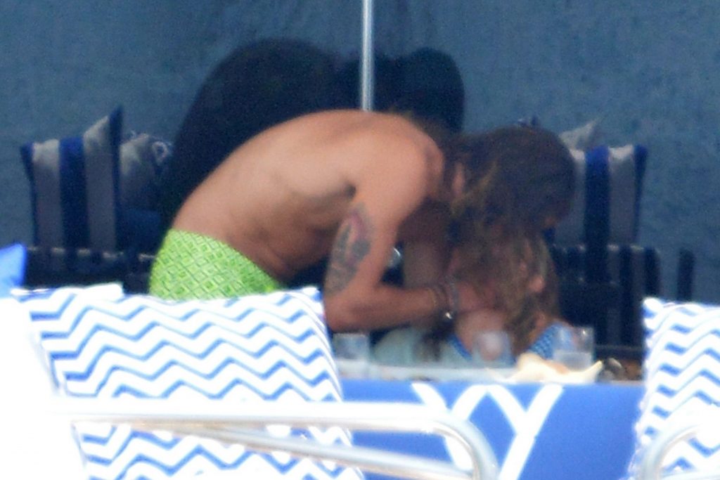 Topless Heidi Klum pictures – famous blonde enjoys extended foreplay on a boat gallery, pic 102