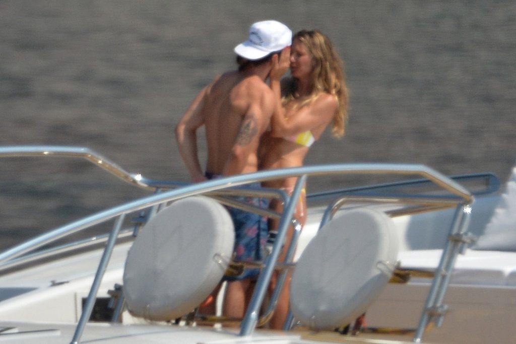 Topless Heidi Klum pictures – famous blonde enjoys extended foreplay on a boat gallery, pic 12