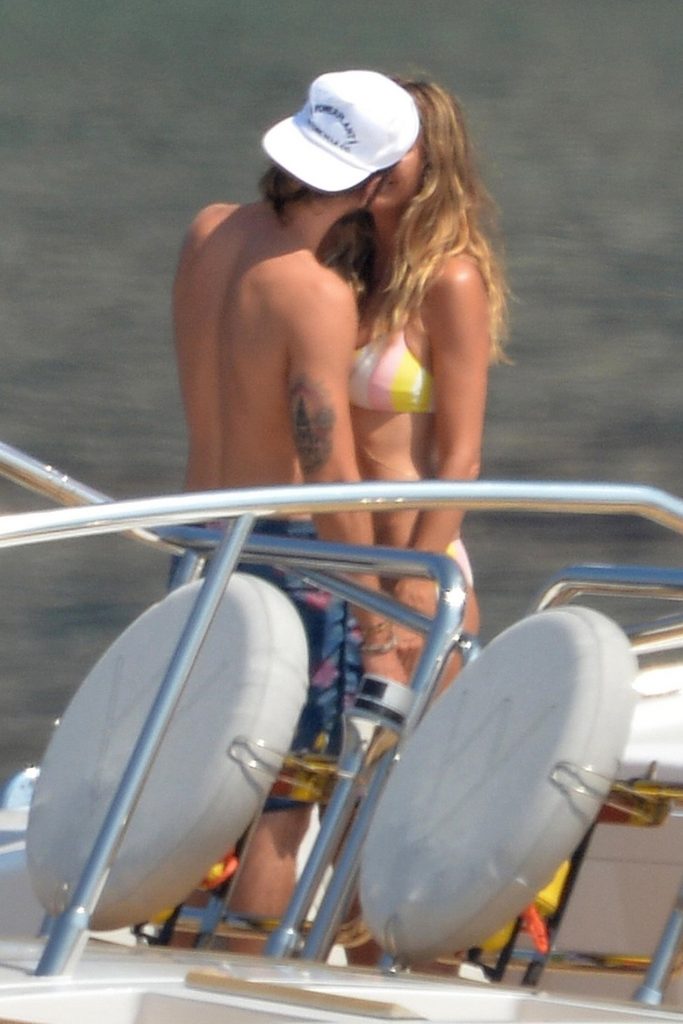 Topless Heidi Klum pictures – famous blonde enjoys extended foreplay on a boat gallery, pic 120