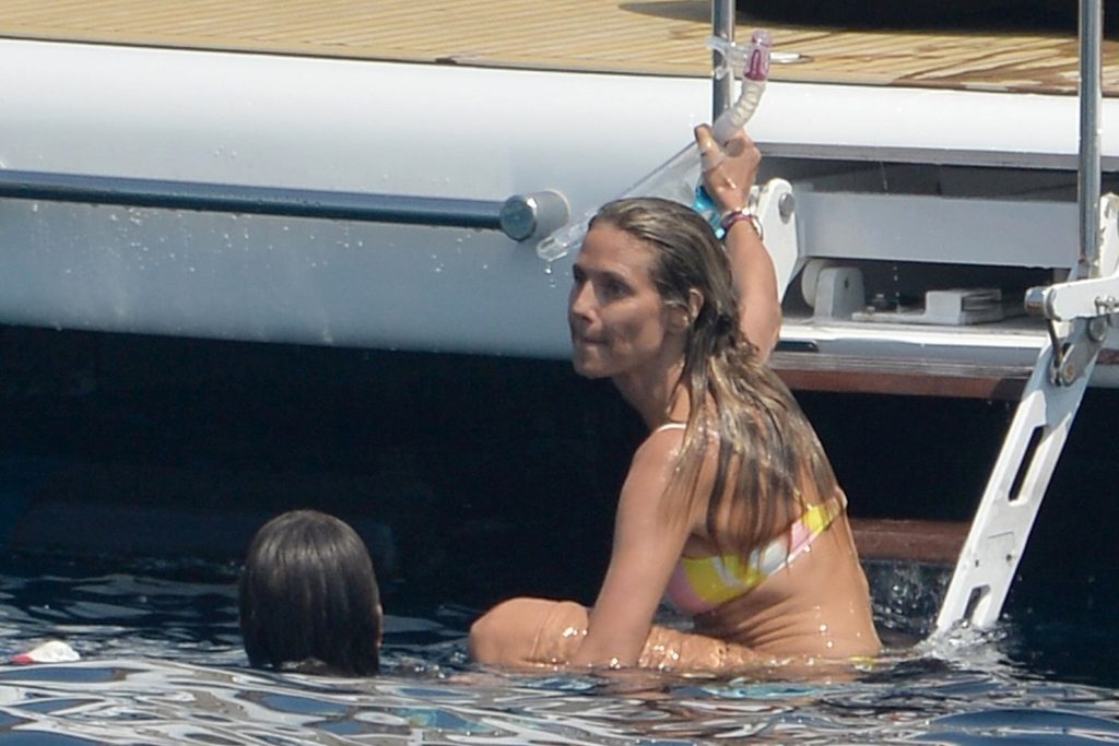 Topless Heidi Klum pictures – famous blonde enjoys extended foreplay on a boat gallery, pic 122