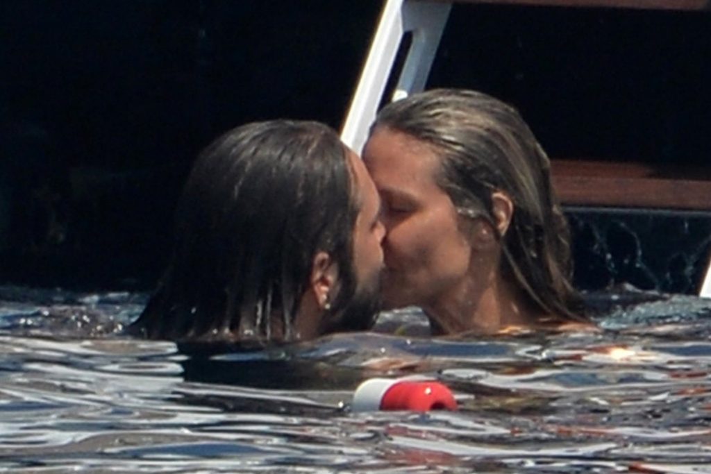 Topless Heidi Klum pictures – famous blonde enjoys extended foreplay on a boat gallery, pic 126