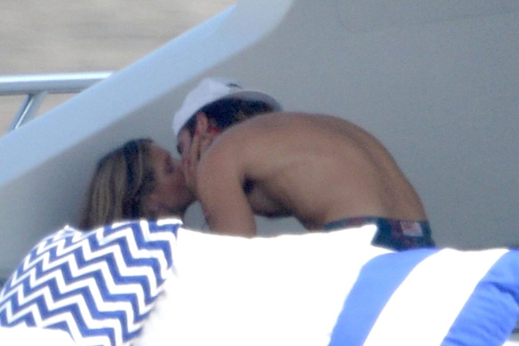 Topless Heidi Klum pictures – famous blonde enjoys extended foreplay on a boat gallery, pic 130