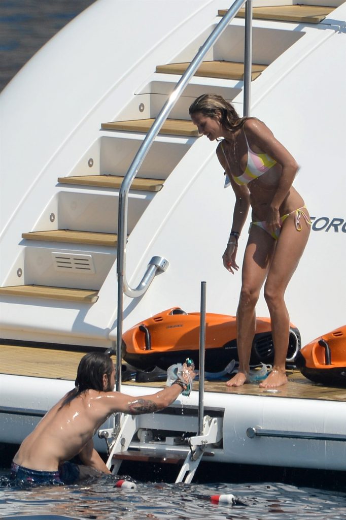 Topless Heidi Klum pictures – famous blonde enjoys extended foreplay on a boat gallery, pic 140