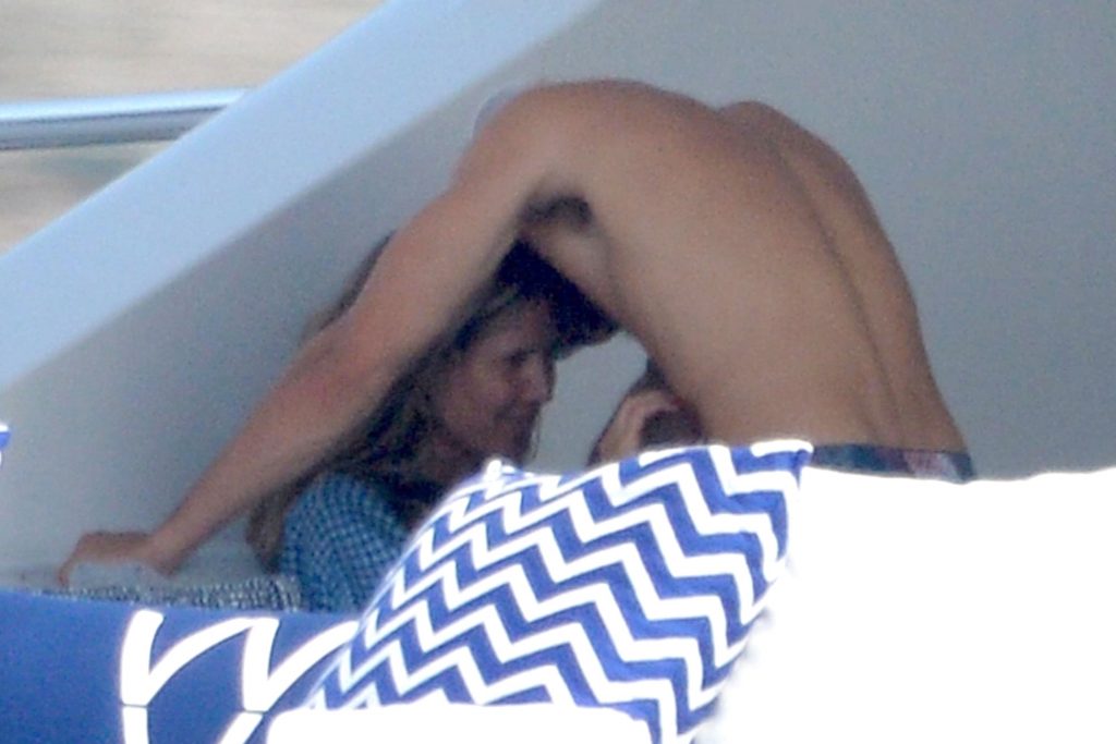 Topless Heidi Klum pictures – famous blonde enjoys extended foreplay on a boat gallery, pic 146