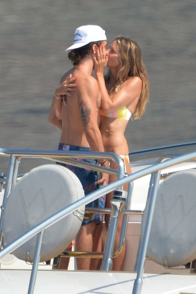 Topless Heidi Klum pictures – famous blonde enjoys extended foreplay on a boat gallery, pic 158