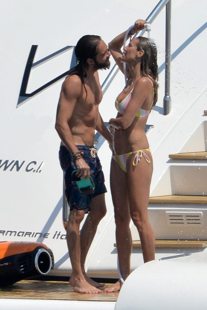 Topless Heidi Klum pictures – famous blonde enjoys extended foreplay on a boat gallery, pic 170