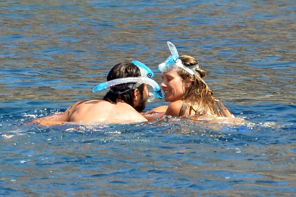 Topless Heidi Klum pictures – famous blonde enjoys extended foreplay on a boat gallery, pic 16