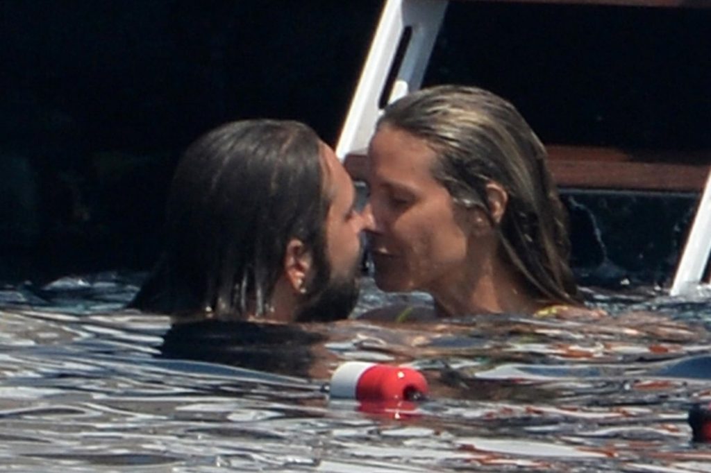 Topless Heidi Klum pictures – famous blonde enjoys extended foreplay on a boat gallery, pic 180