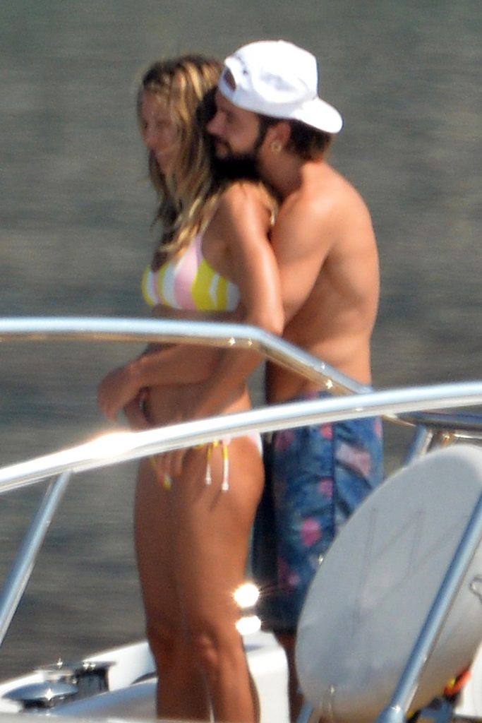 Topless Heidi Klum pictures – famous blonde enjoys extended foreplay on a boat gallery, pic 182