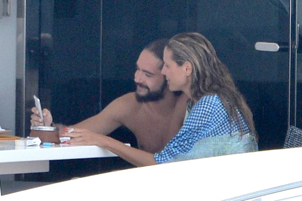 Topless Heidi Klum pictures – famous blonde enjoys extended foreplay on a boat gallery, pic 184