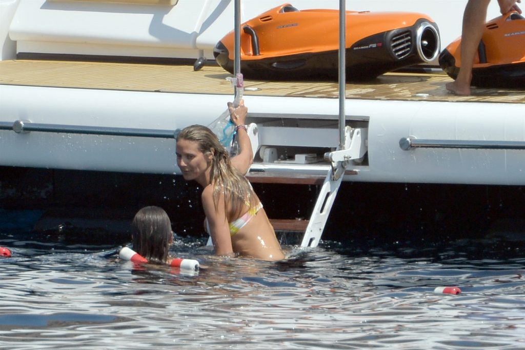 Topless Heidi Klum pictures – famous blonde enjoys extended foreplay on a boat gallery, pic 190