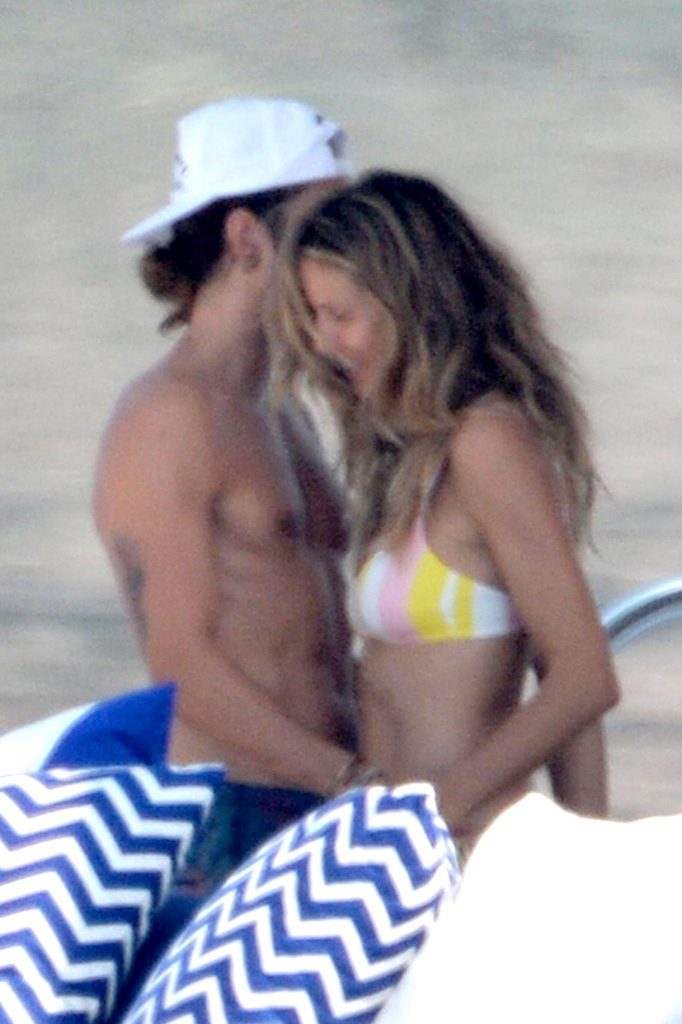 Topless Heidi Klum pictures – famous blonde enjoys extended foreplay on a boat gallery, pic 194