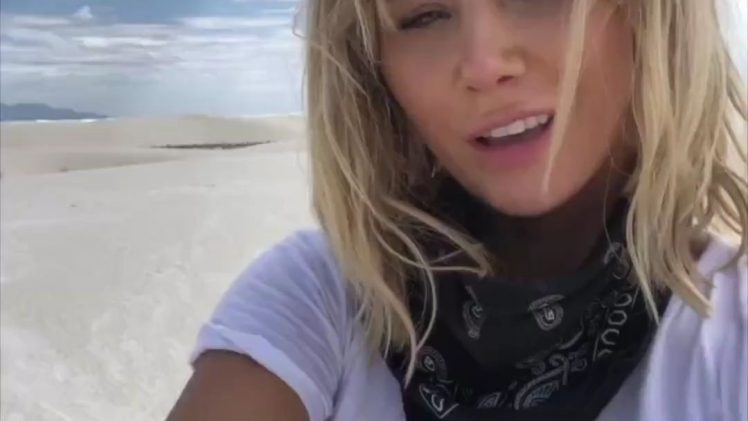 Sara Jean Underwood flaunting her naked body amidst the sand