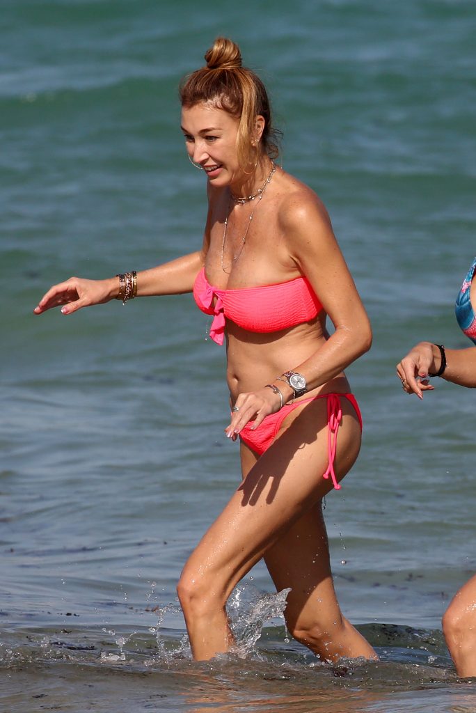 Alana Hadid and Marielle Hadid showing their enviable bodies on a beach gallery, pic 104