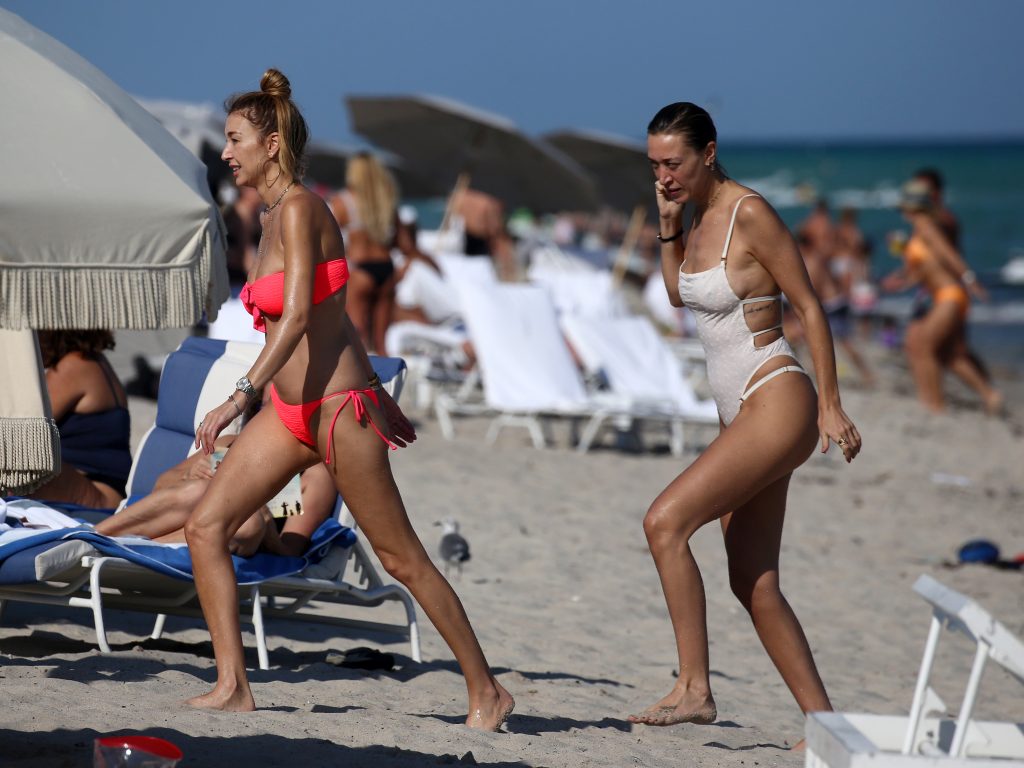 Alana Hadid and Marielle Hadid showing their enviable bodies on a beach gallery, pic 90