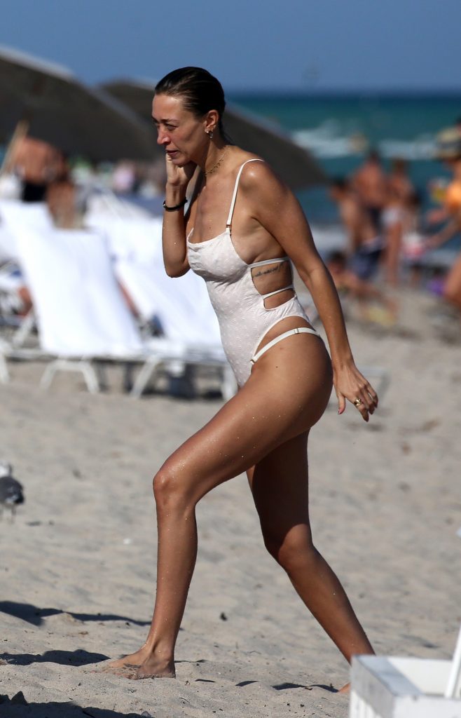 Alana Hadid and Marielle Hadid showing their enviable bodies on a beach gallery, pic 88