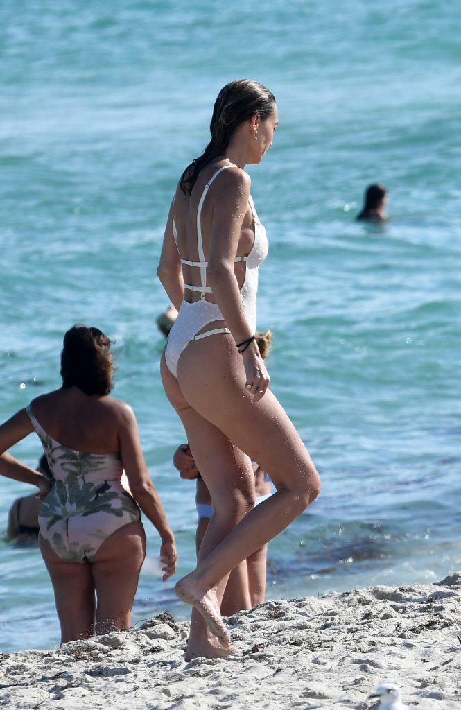 Alana Hadid and Marielle Hadid showing their enviable bodies on a beach gallery, pic 18