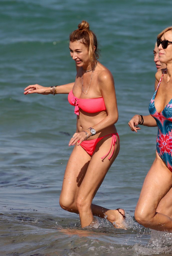 Alana Hadid and Marielle Hadid showing their enviable bodies on a beach gallery, pic 146