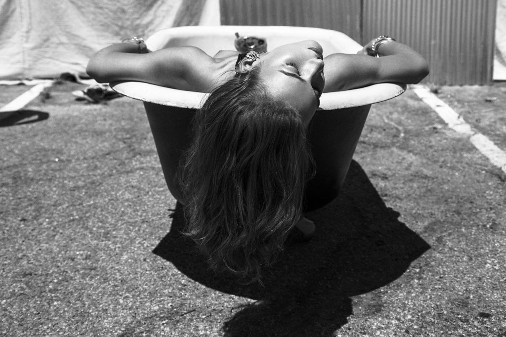 Stylish model Rachel Cook posing topless in a bathtub, outdoors gallery, pic 28