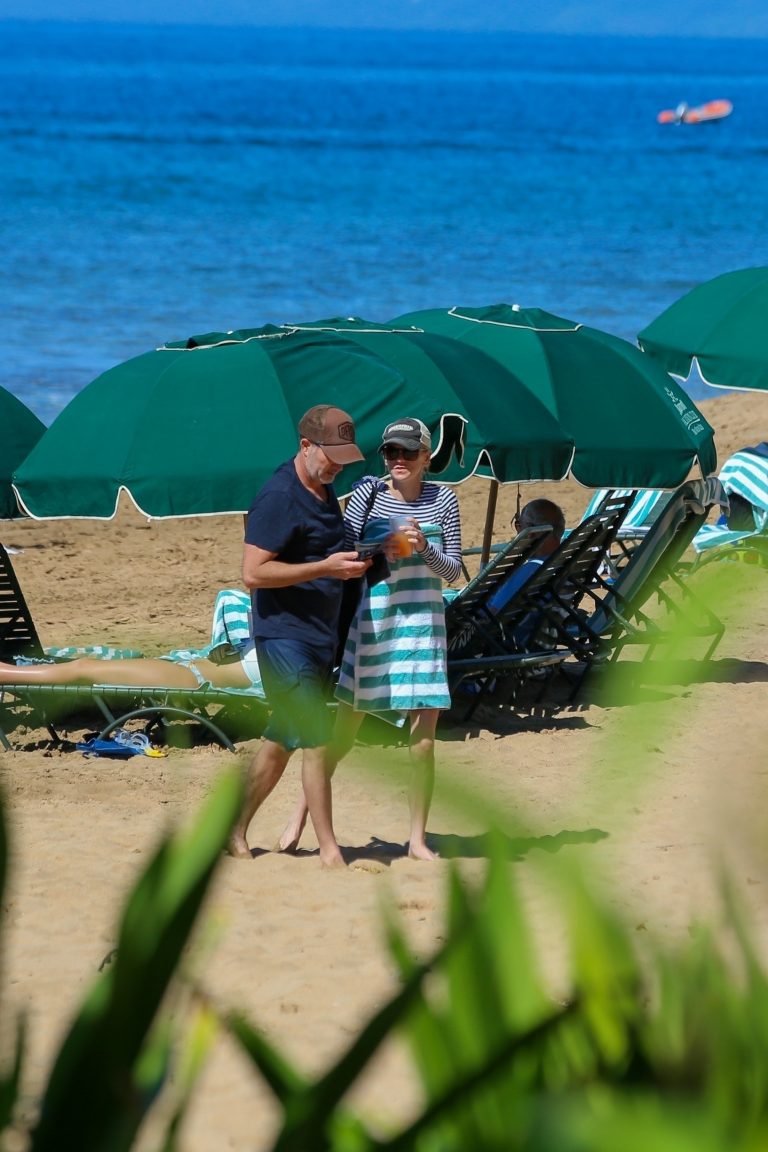 Hilarious Blonde Anna Faris Flaunting Her Body On A Beach In Maui The