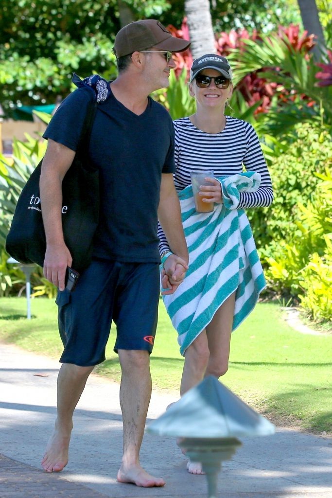 Hilarious blonde Anna Faris flaunting her body on a beach in Maui gallery, pic 10