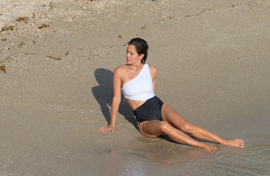 Brooke Burke showing her big MILF boobs while frolicking in the water gallery, pic 72