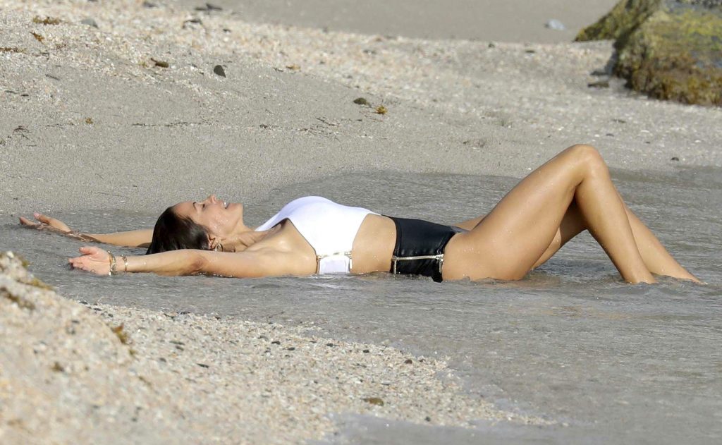 Brooke Burke showing her big MILF boobs while frolicking in the water gallery, pic 82