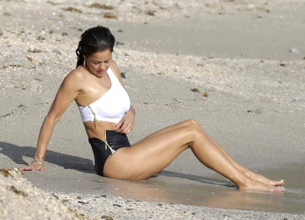 Brooke Burke showing her big MILF boobs while frolicking in the water gallery, pic 16