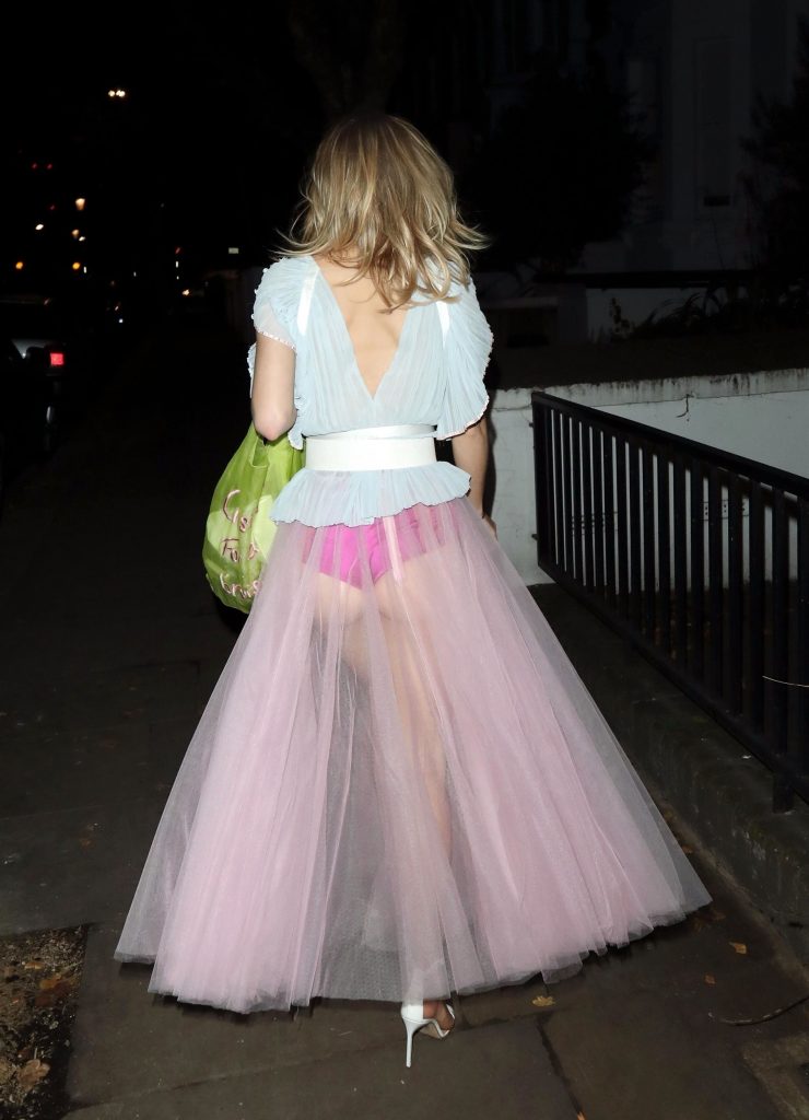Leggy blonde Suki Waterhouse showing her breasts in London gallery, pic 2