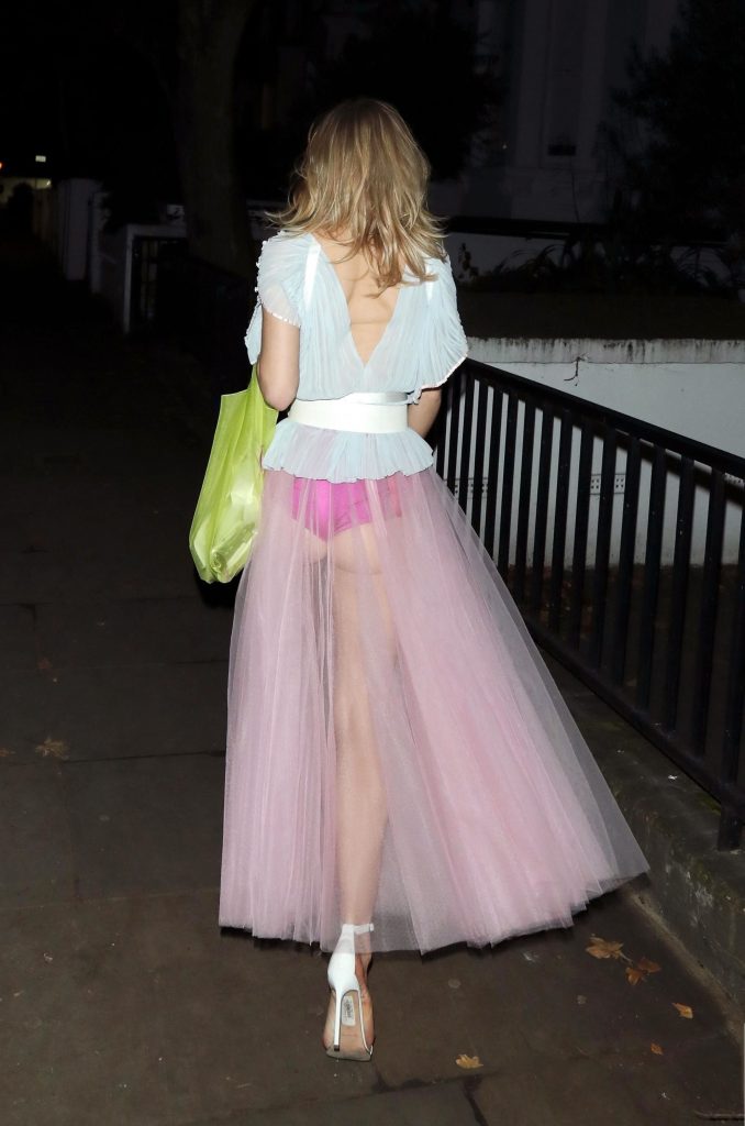Leggy blonde Suki Waterhouse showing her breasts in London gallery, pic 26