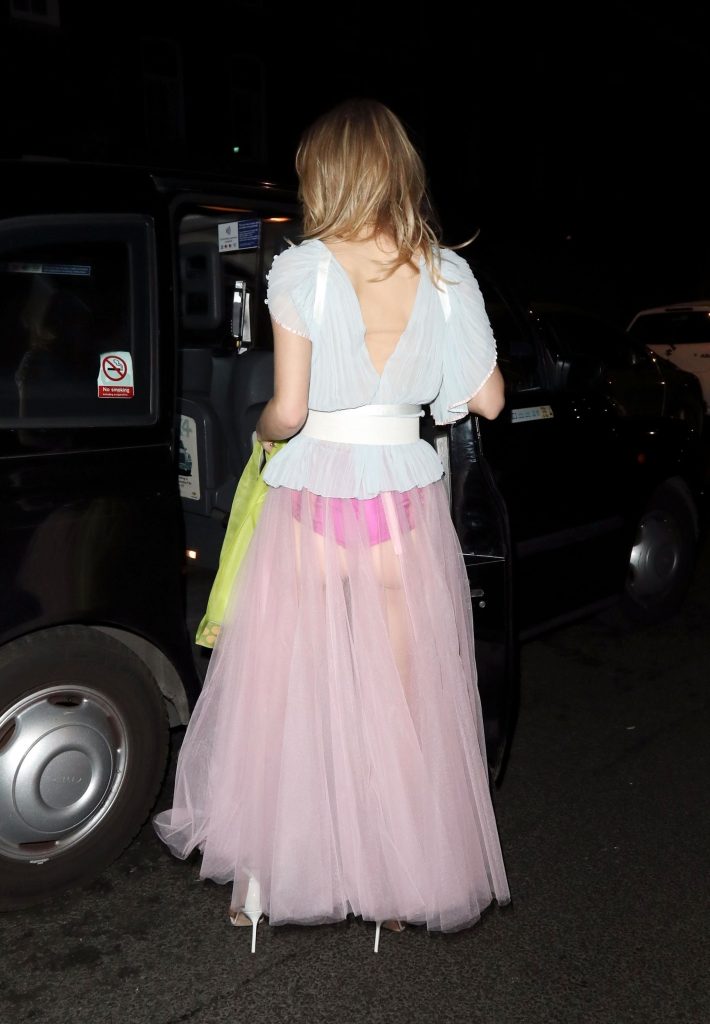 Leggy blonde Suki Waterhouse showing her breasts in London gallery, pic 32