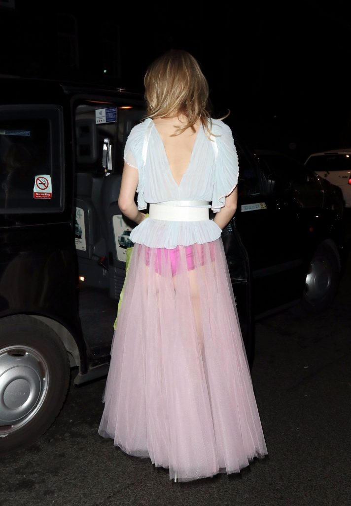Leggy blonde Suki Waterhouse showing her breasts in London gallery, pic 34