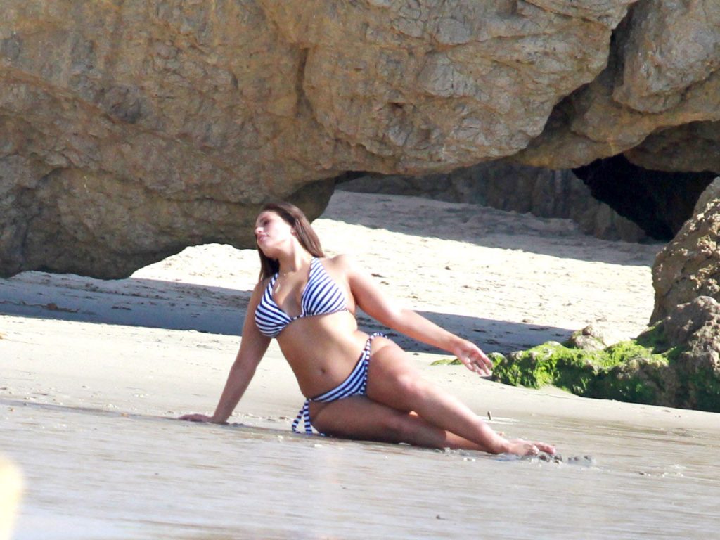 Popular chubby model Ashley Graham showing her bikini body on the shore gallery, pic 6