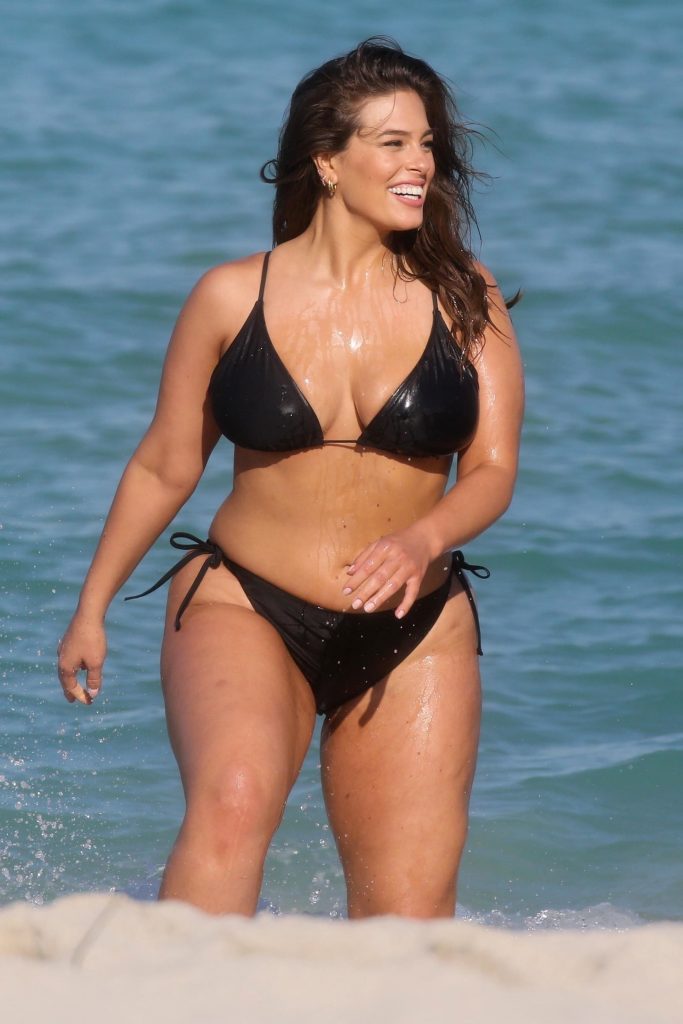 Brave and stunning model Ashley Graham showing her rolls and curves gallery, pic 24