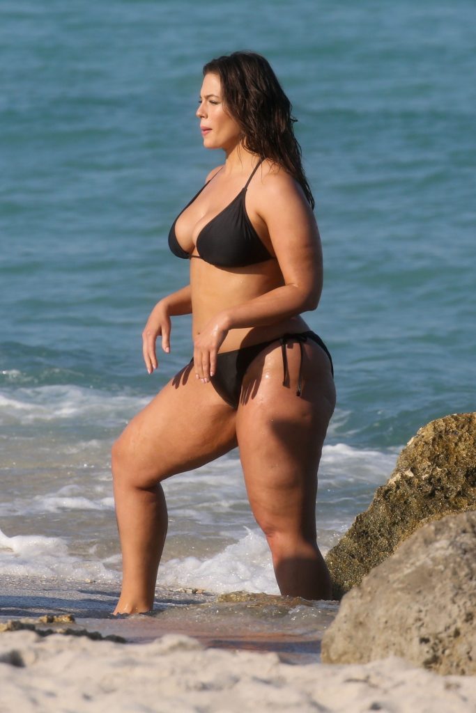 Brave and stunning model Ashley Graham showing her rolls and curves gallery, pic 32